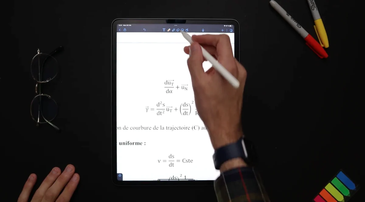 Une démonstration de cours prise en note sur tablette